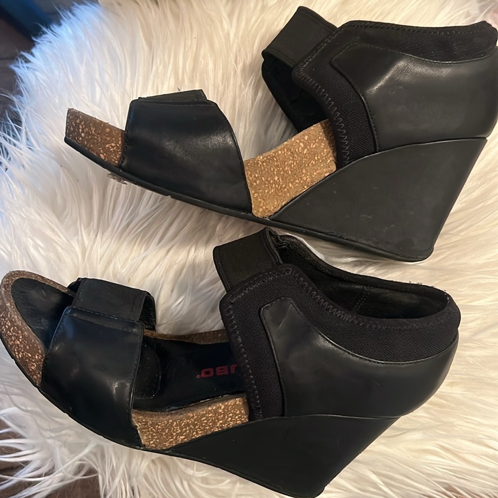 Tsubo Black Wedge Sandals
